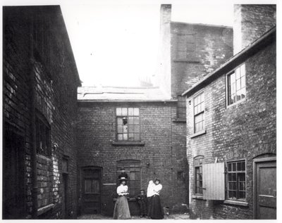 Zwei Frauen posieren mit ihren Kindern, Eagle and Child Yard, Hunslet, Leeds, 13. Mai 1896 von English Photographer